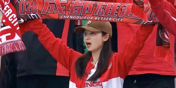 爱游戏体育官方入口-红星专访｜她是去年成都蓉城唯一主客场全勤球迷：全年看球开销超10万元