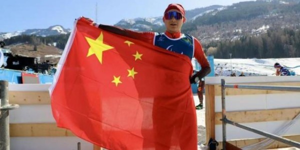 爱游戏体育-米兰冬残奥会首个比赛日，国歌响彻意大利泰塞罗越野滑雪体育场｜米兰冬残奥会特别报道